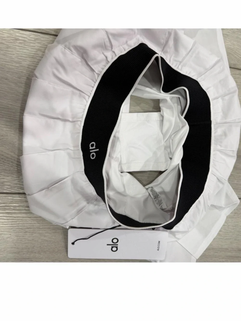 ALO Yoga Low Rise AMP It Up Tennis Skirt in White with Black Waistband. *NWT*